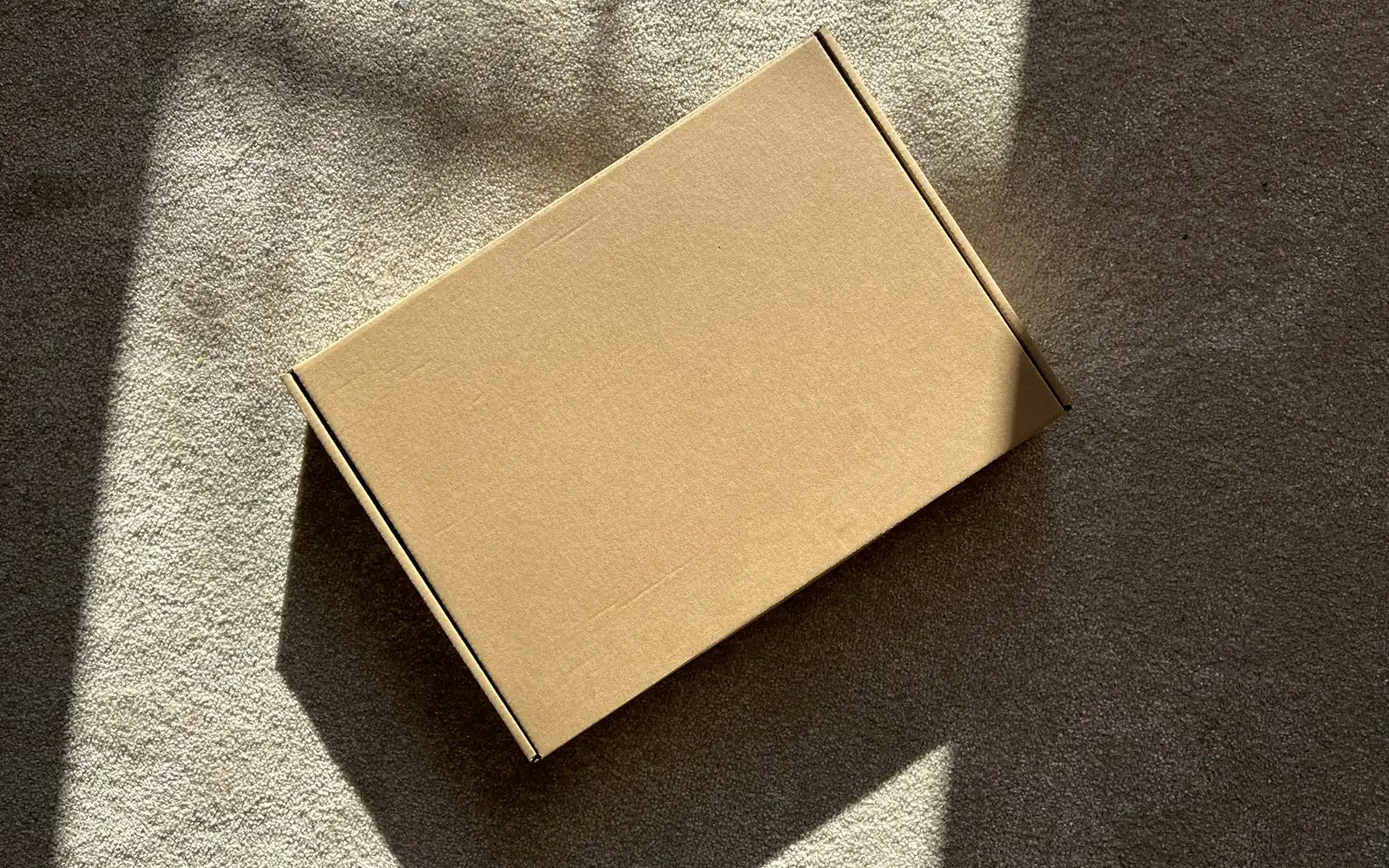 光影中的一只全新牛皮纸飞机盒